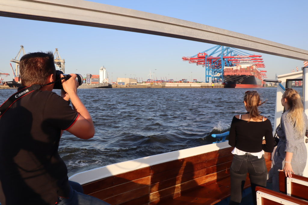 Aufnahme Hamburg Container Schiff, enstanden während eins exklusiven Fotokurs in Hamburg