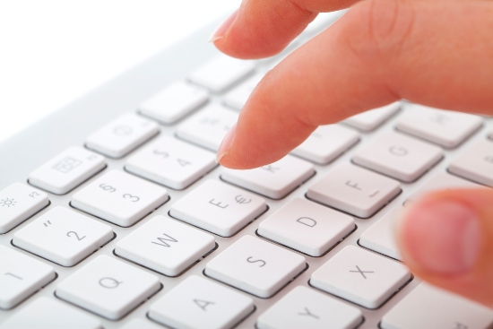 Fotoworkshops Hamburg - Tastatur mit Finger zur Kontaktaufnahme